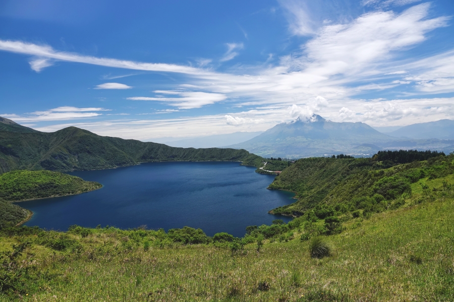 Blick über die Laguna de Cuicocha zum 4.630 m hohen Vulkan Imbabura