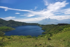 Ecuador - Blick über den Meerschweinchensee zum Vulkan Imbabura
