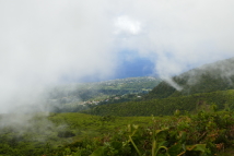 Auf dem Weg zum Soufrière - Blick durch eine Wolkenlücke