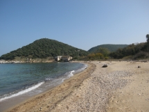 Blick über den Strand zum Arsanas von Hiliandariou