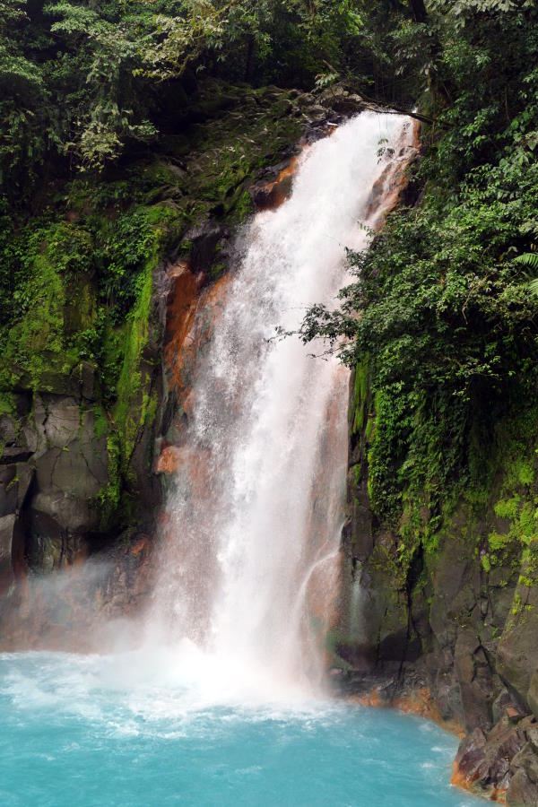 Im Nationalpark Tenorio findet sich dieser blaue Wasserfall