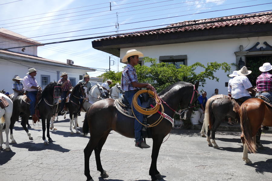 Ein Umzug zu Pferde ist fester Bestandteil der Toros a la tica