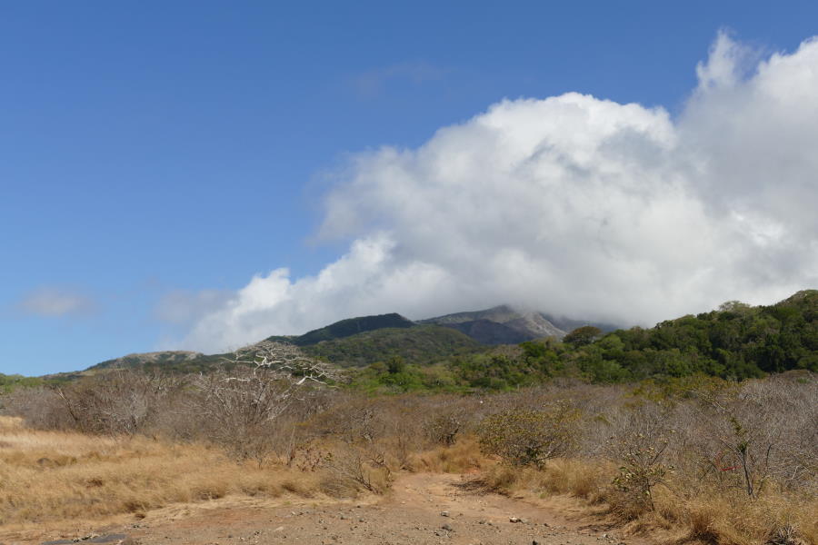 Im Hintergrund sind Vulkane und die Wolken über dem feuchten Teil Costa Ricas zu erkennen