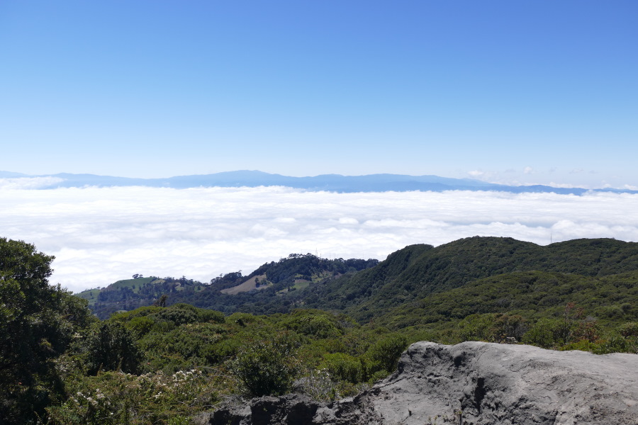 Vom Gipfel des Irazú schaut man von oben auf die Wolken