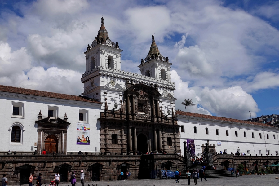 Einer der schönsten Plätze in der Altstadt von Quito befindet sich vor dieser Kirche