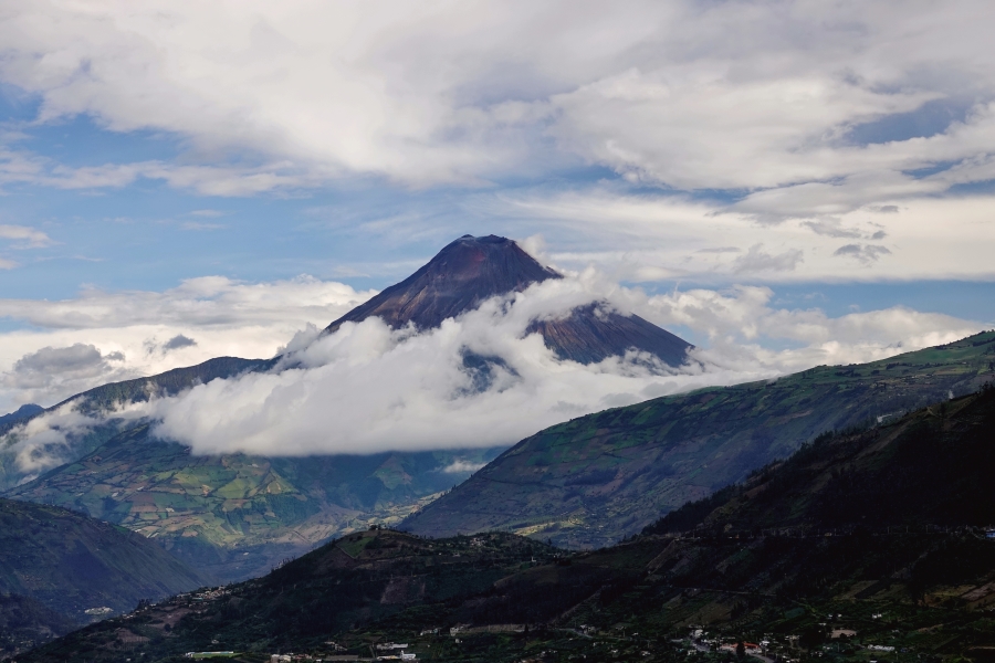 Blick über Baños auf den 5.016 m hohen Vulkan