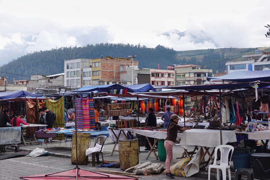 Bunter Markt auf der Plaza de los Ponchos