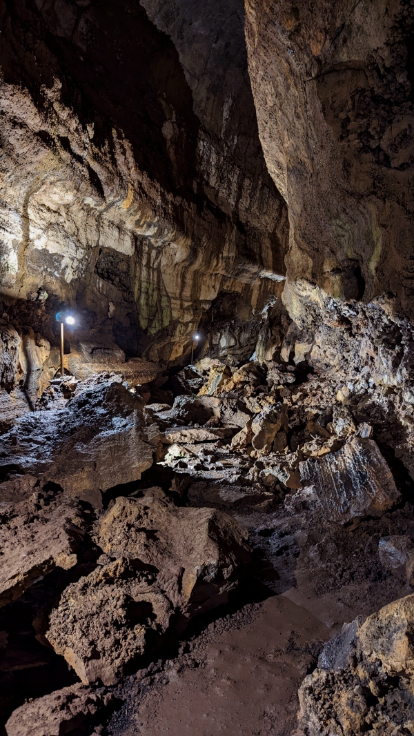 Imposante Höhlen, die von fließender Lava geschaffen wurden
