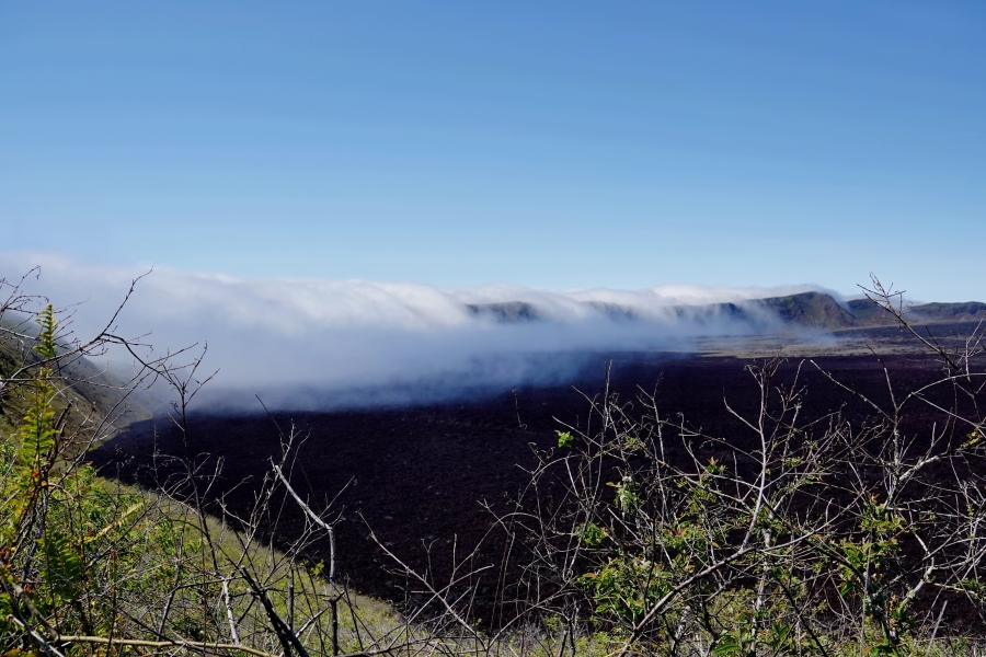 Wolken wabern über den Südrand der Caldera