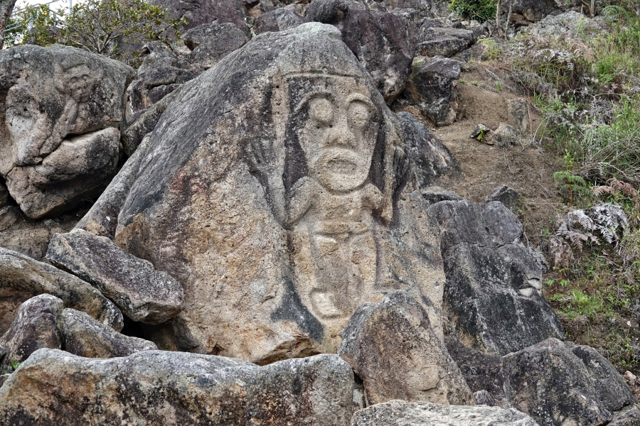Überreste von Statuen der San-Augustín-Kultur am Río Magdalena