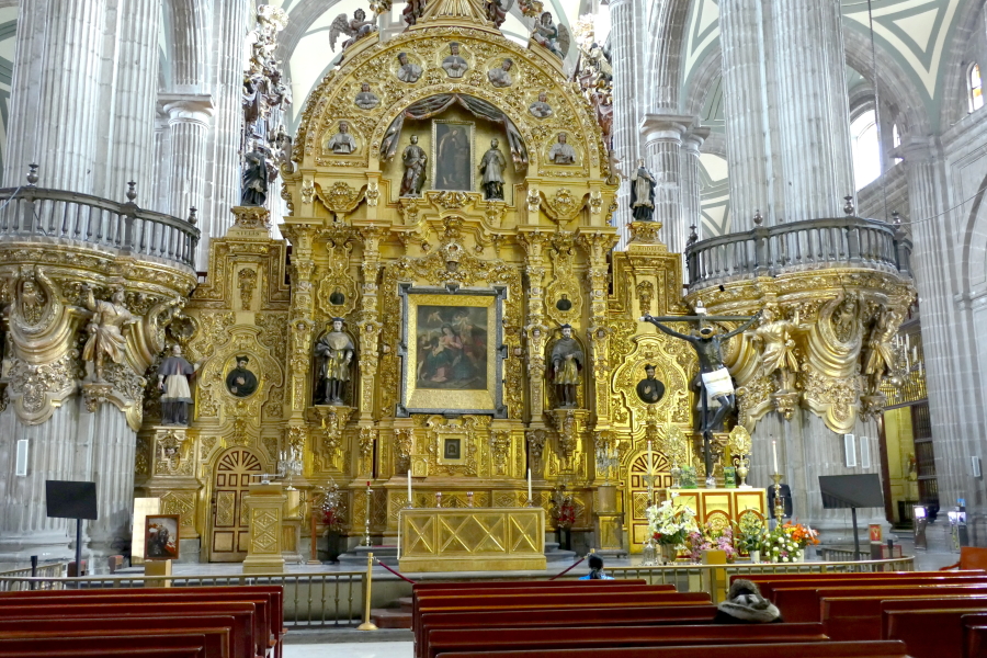 Reich dekorierter Innenraum in der Kathedrale von Ciudad de México