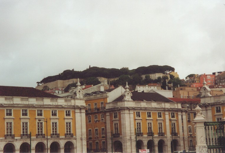 Blick über den Praça do Comércio zum Castelo de São Jorge
