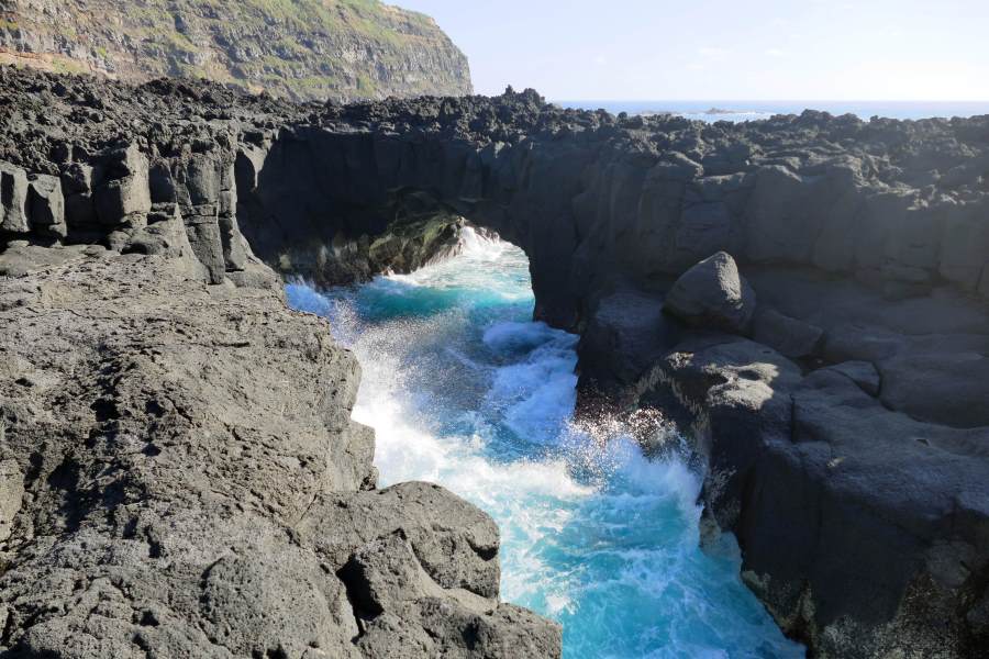 An der Westspitze der Insel hat der Atlantik die Lava durchtunnelt