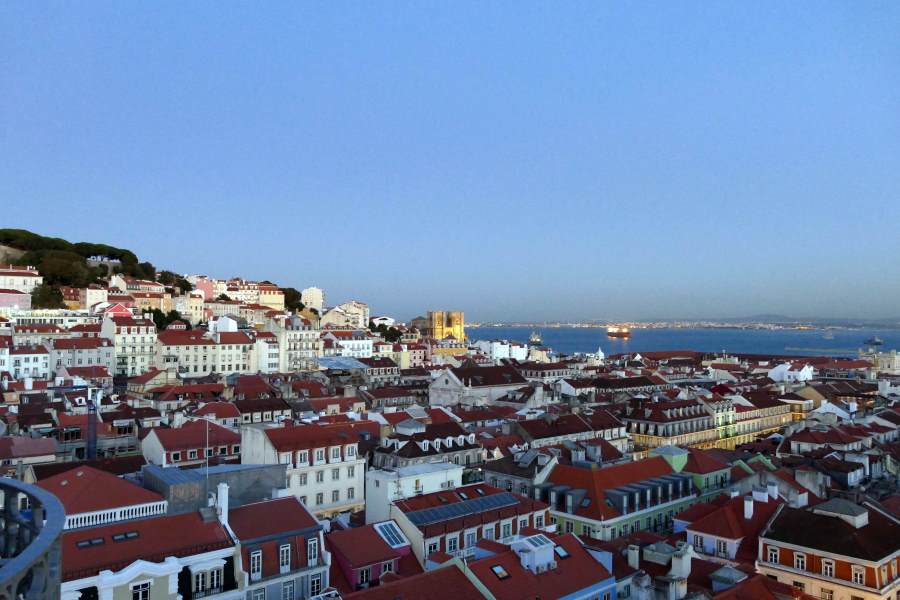 Vom Dach des Elevador hat man einen guten Überblick über die Altstadt von Lissabon