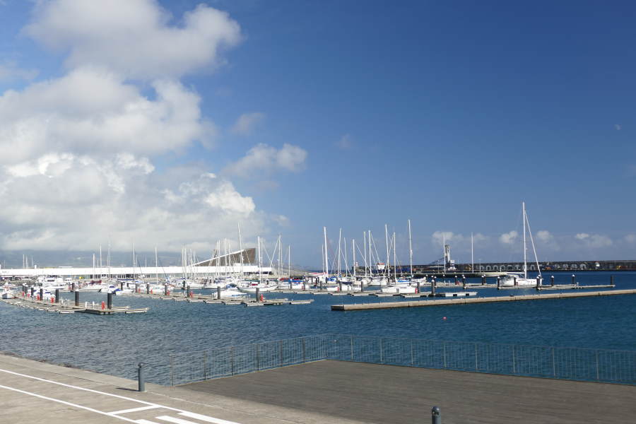 Blick über den Hafen von Ponta Delgada