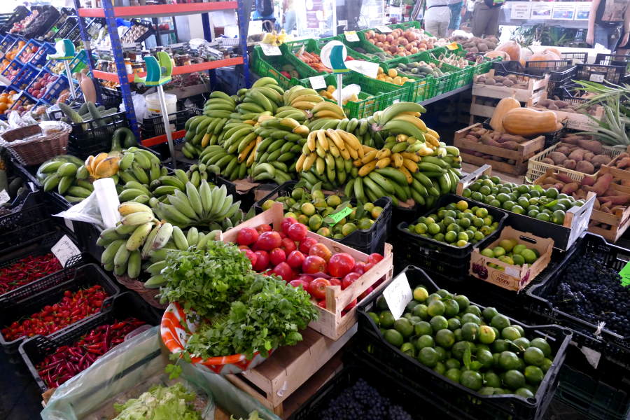 In der Markthalle von Ponta Delgada hat man bei Lebensmitteln eine große Auswahl